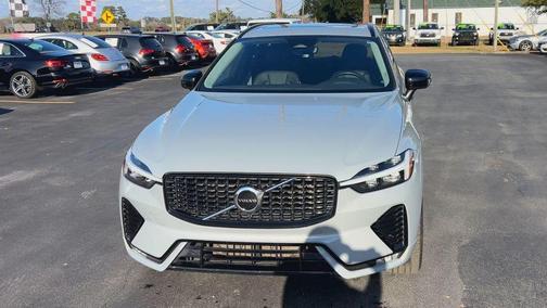 2024 Volvo XC60 B5 Core Dark Theme