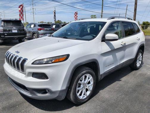 Bright White Clearcoat 2017 Jeep Cherokee Latitude
