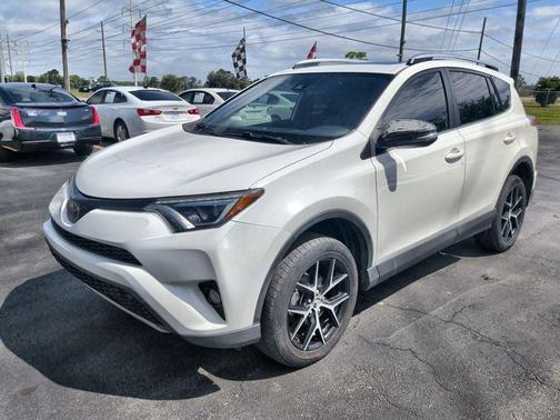 Super White 2018 Toyota RAV4 SE