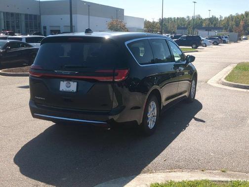 Diamond Black 2027 Chrysler Pacifica SELECT
