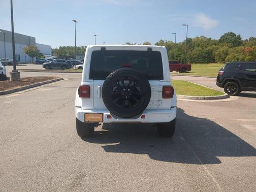 Bright White Clearcoat 2023 Jeep Wrangler Sahara