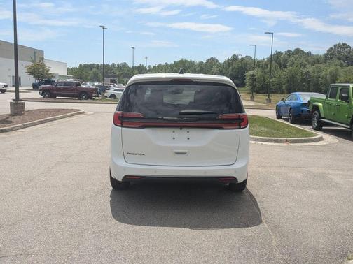 Bright White Clearcoat 2026 Chrysler Pacifica Select
