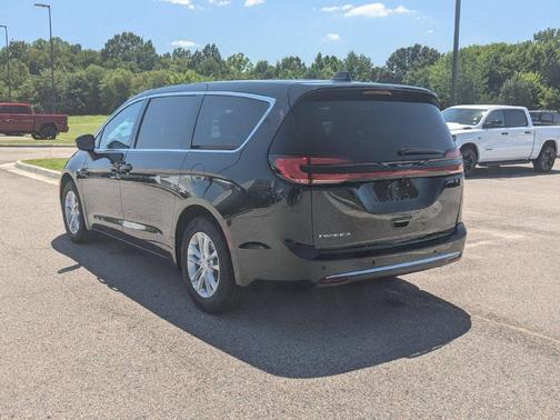 Diamond Black 2027 Chrysler Pacifica SELECT