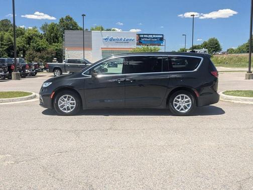 Brilliant Black Crystal Pearlcoat 2023 Chrysler Pacifica Touring-L