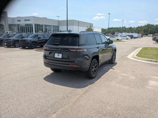 Metallic 2026 Jeep Grand Cherokee Laredo