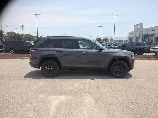 Metallic 2026 Jeep Grand Cherokee Laredo