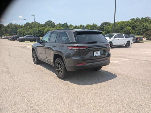 Metallic 2026 Jeep Grand Cherokee Laredo