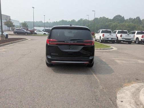 Diamond Black 2027 Chrysler Pacifica SELECT