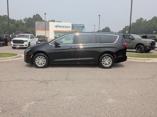 Diamond Black 2027 Chrysler Pacifica SELECT