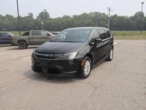 Diamond Black 2027 Chrysler Pacifica SELECT