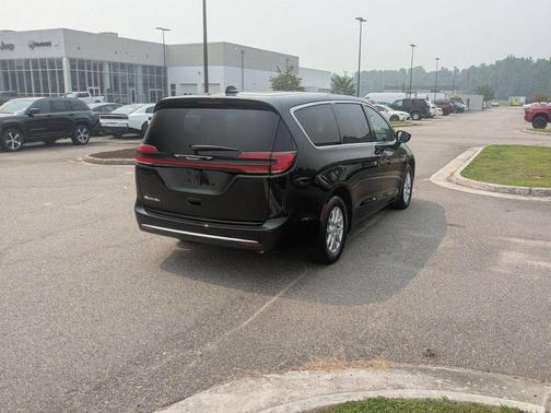 Diamond Black 2027 Chrysler Pacifica SELECT