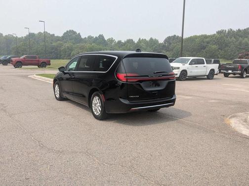 Diamond Black 2027 Chrysler Pacifica SELECT