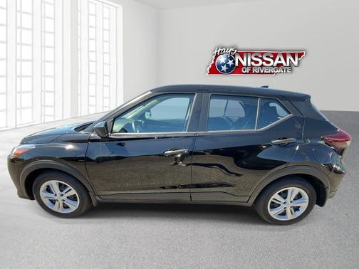 Super Black 2025 Nissan Kicks Play S