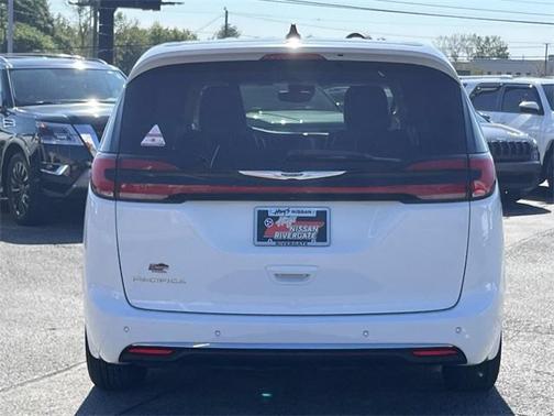 2023 Chrysler Pacifica Touring-L
