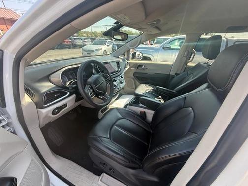 2023 Chrysler Pacifica Touring-L