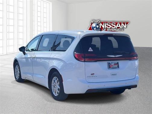 2023 Chrysler Pacifica Touring-L