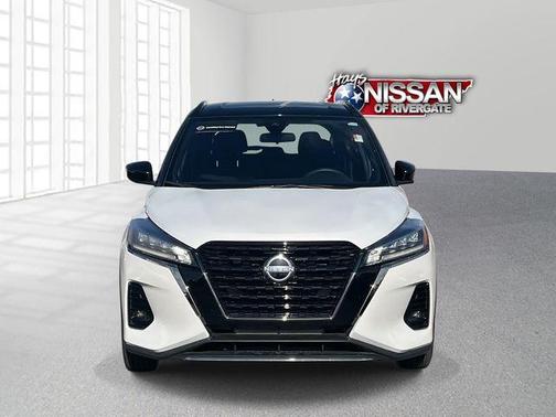 Aspen White / Super Black 2024 Nissan Kicks SR