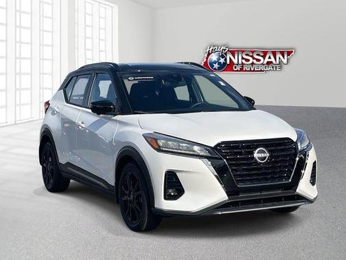 Aspen White / Super Black 2024 Nissan Kicks SR