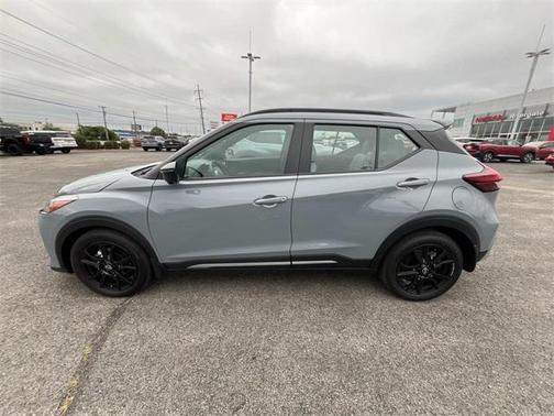 2022 Nissan Kicks SR