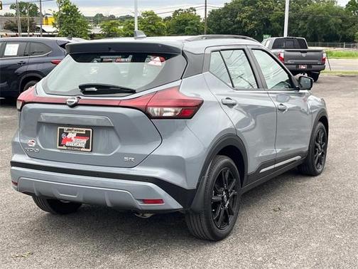 2022 Nissan Kicks SR