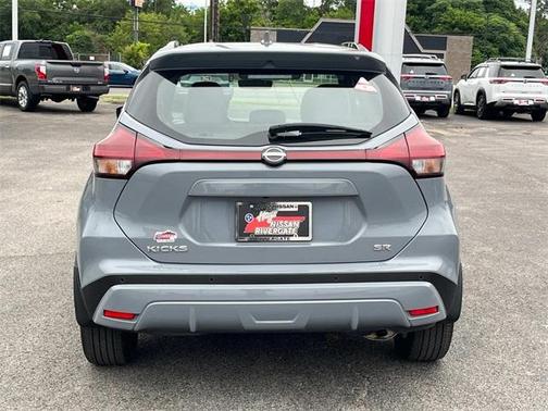 2022 Nissan Kicks SR