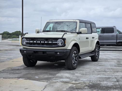 Desert Sand 2026 Ford Bronco Outer Banks