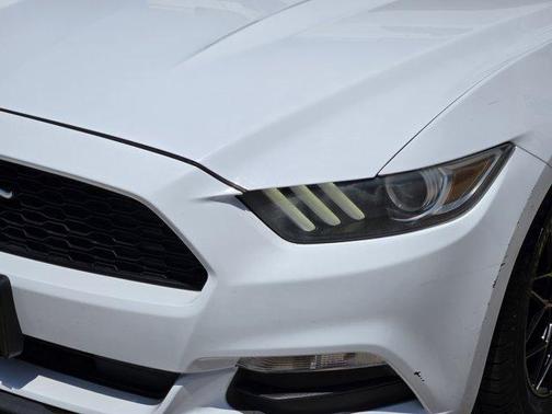 Oxford White 2017 Ford Mustang V6