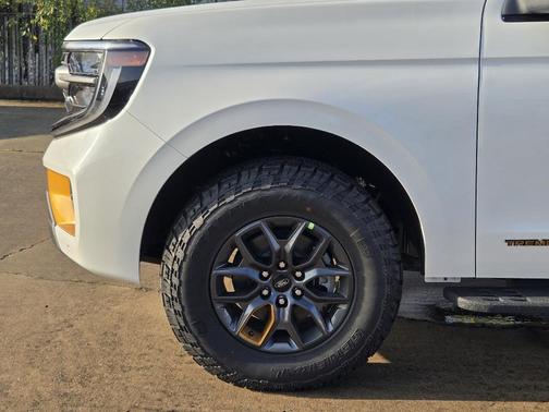Star White 2025 Ford Expedition Tremor