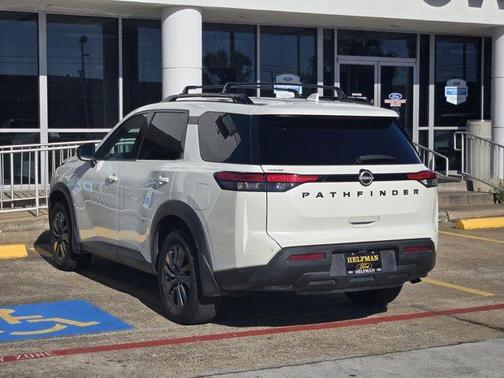 2022 Nissan Pathfinder SV