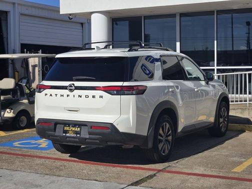 2022 Nissan Pathfinder SV