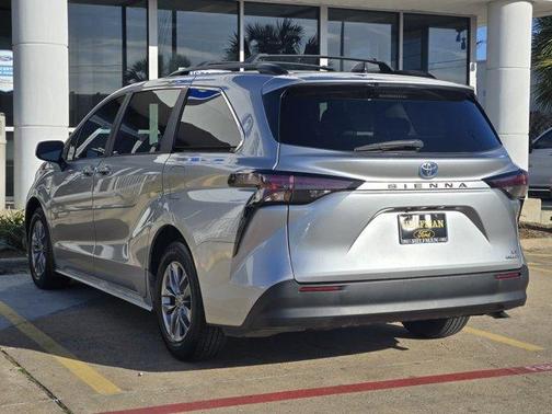 2024 Toyota Sienna LE