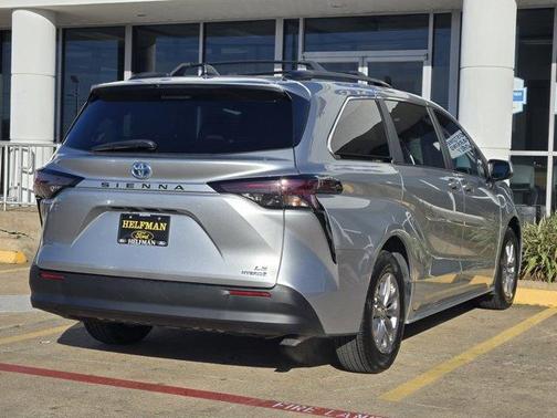 2024 Toyota Sienna LE