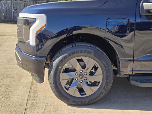 2025 Ford F-150 Lightning LARIAT