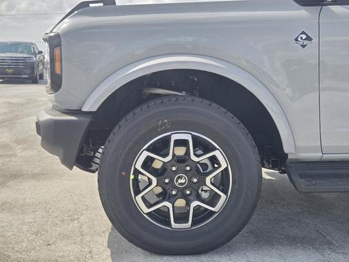 Avalanche Gray 2026 Ford Bronco Outer Banks