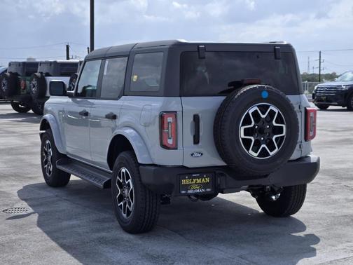 Avalanche Gray 2026 Ford Bronco Outer Banks