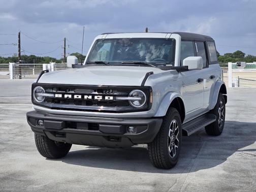 Avalanche Gray 2026 Ford Bronco Outer Banks