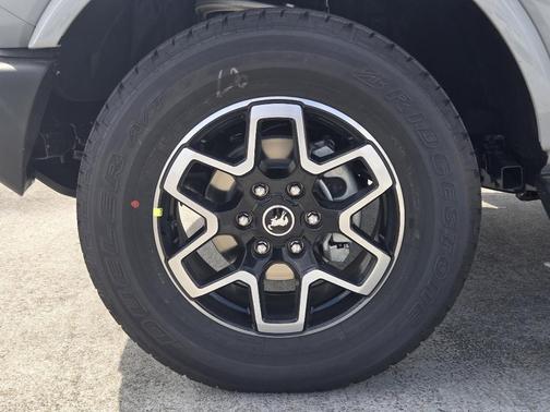 Avalanche Gray 2026 Ford Bronco Outer Banks