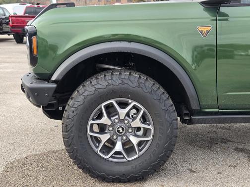 Eruption Green Metallic 2025 Ford Bronco Badlands
