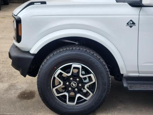 Oxford White 2025 Ford Bronco Outer Banks