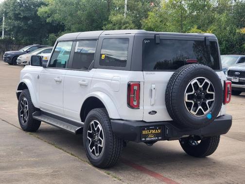 Oxford White 2025 Ford Bronco Outer Banks