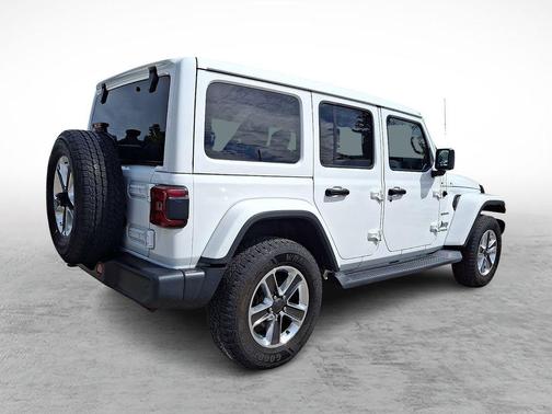 Bright White Clearcoat 2021 Jeep Wrangler Unlimited Sahara