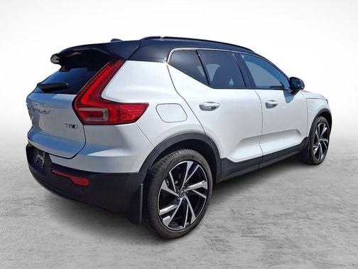 Crystal White Metallic 2022 Volvo XC40 T5 R-Design