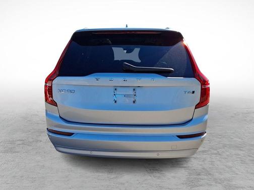 Bright Silver Metallic 2022 Volvo XC90 T6 Momentum 7 Passenger