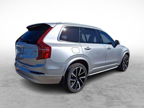 Bright Silver Metallic 2022 Volvo XC90 T6 Momentum 7 Passenger