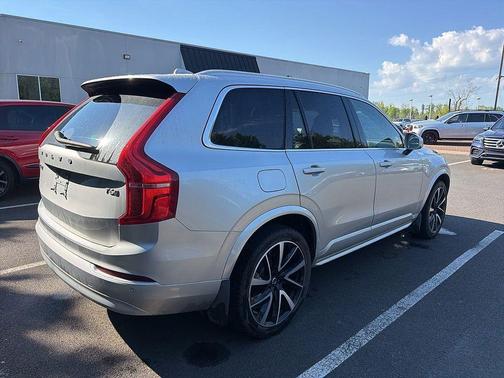 Bright Silver Metallic 2022 Volvo XC90 T6 Momentum 7 Passenger