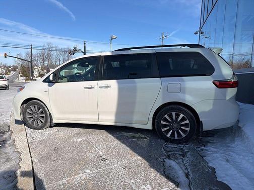 2020 Toyota Sienna XLE Premium