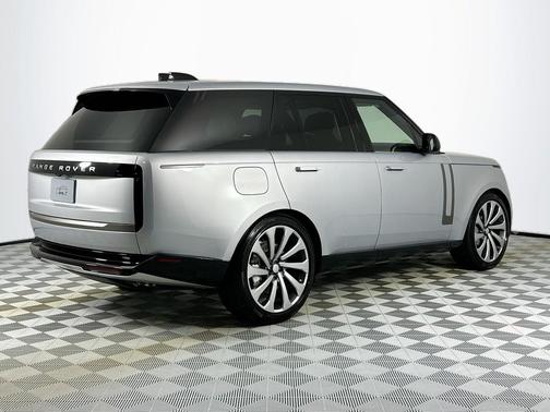 2025 Land Rover Range Rover P530 SE