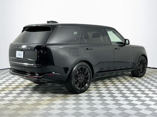 Santorini Black 2026 Land Rover Range Rover P400 SE 7 Seat