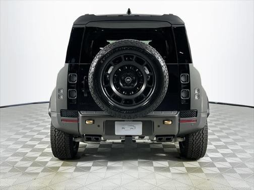 2025 Land Rover Defender 110 V8
