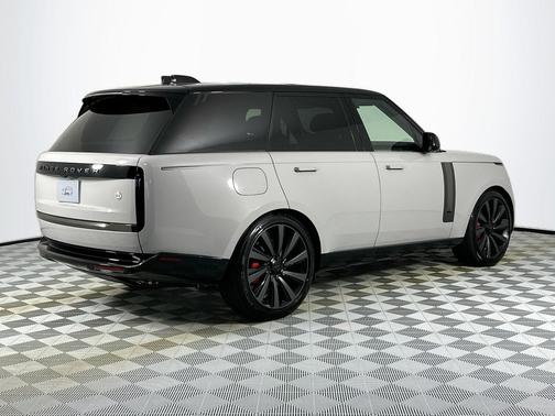 2026 Land Rover Range Rover P615 SV